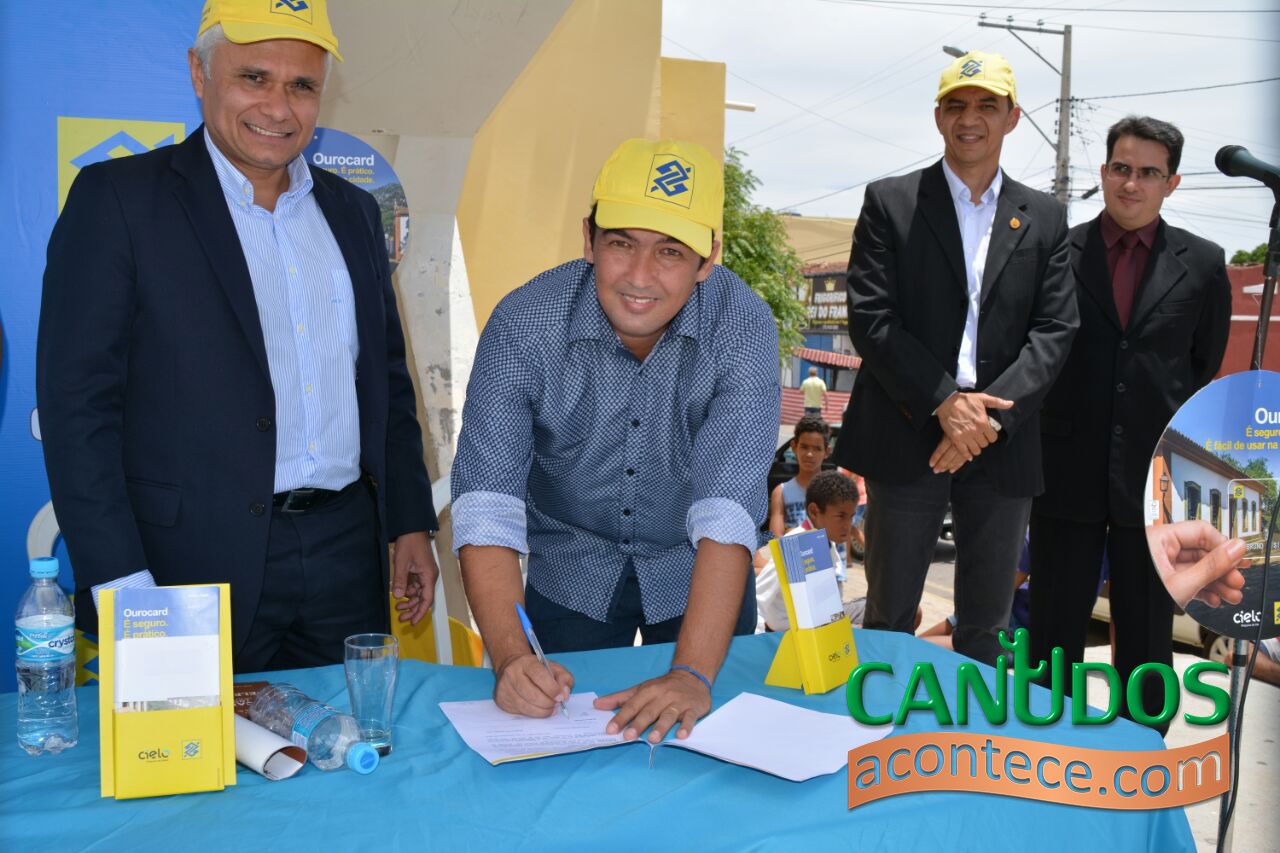 Prefeito Genário Rabelo participa do lançamento do Ourocard Cidades em Canudos